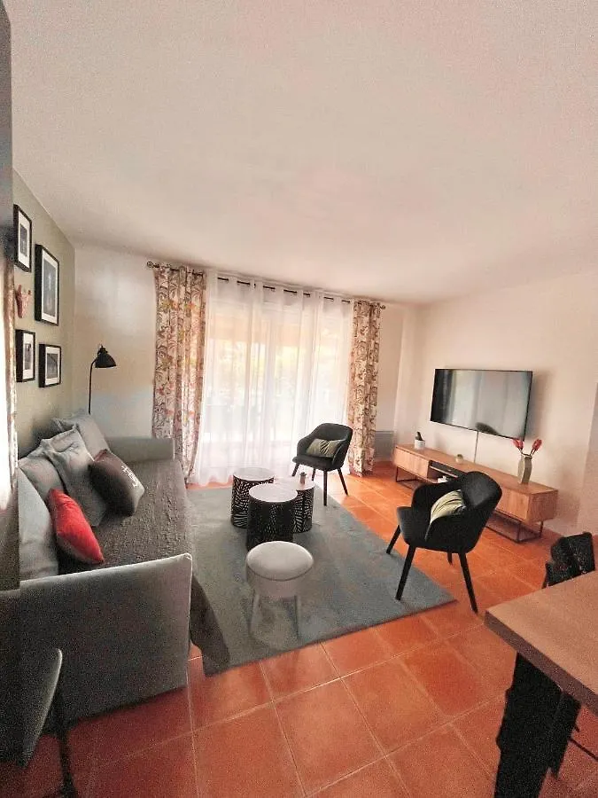 Holiday home Maison De Vacances Dans Residence Avec Piscine Arles